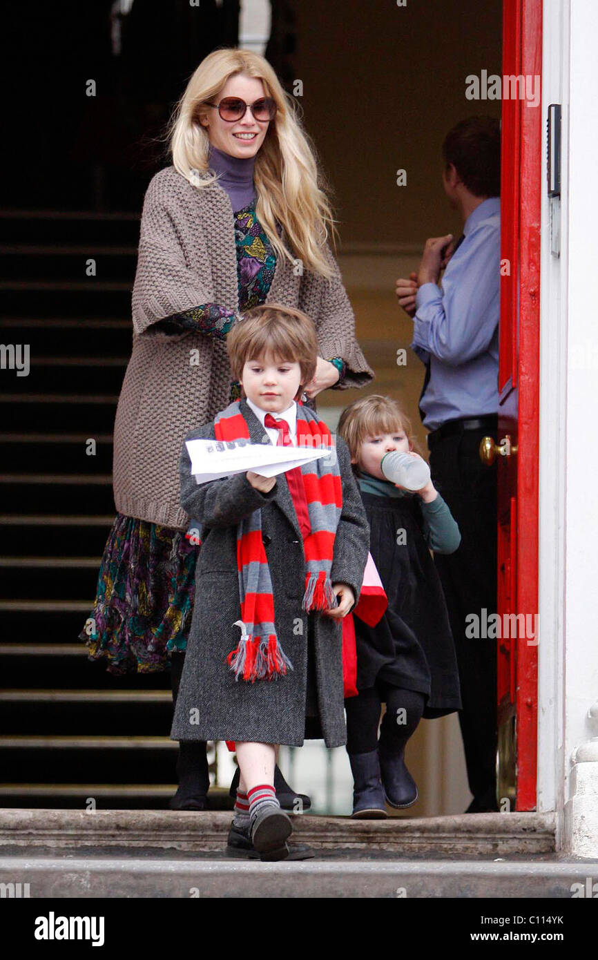 Claudia Schiffer raccogliendo i suoi figli Caspar Matthew e Clementine de Vere Drummond dalla Claudia Schiffer raccogliendo i suoi figli Caspar Matthew e Clementine de Vere Drummond dalla