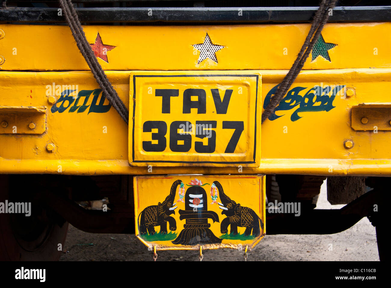 Camion giallo numero piastra con gli elefanti. Foto Stock