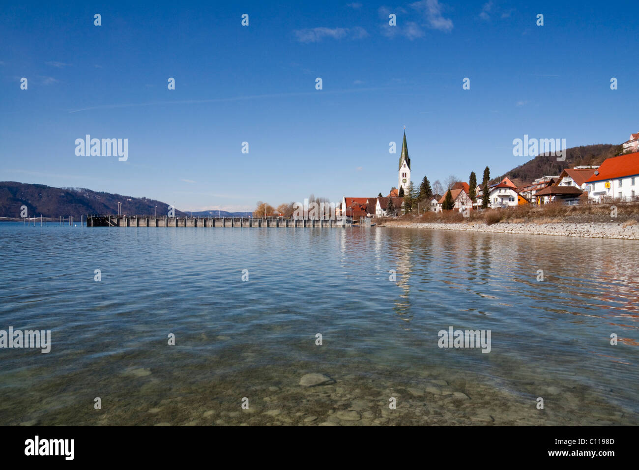 Sipplingen sul Lago di Costanza con il suo centro storico, la chiesa parrocchiale di San Martino e il porto visto dall'acqua Foto Stock