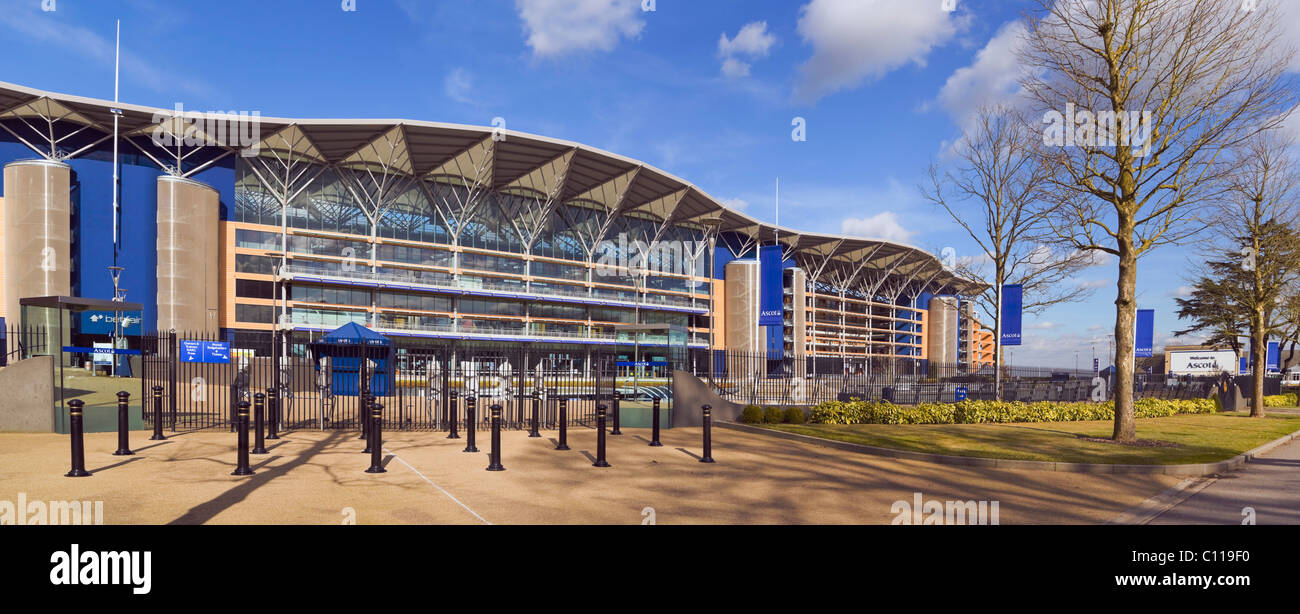 La nuova tribuna, completata nel 2006, Ascot Racecourse, Berkshire, Inghilterra, Regno Unito, Europa Foto Stock