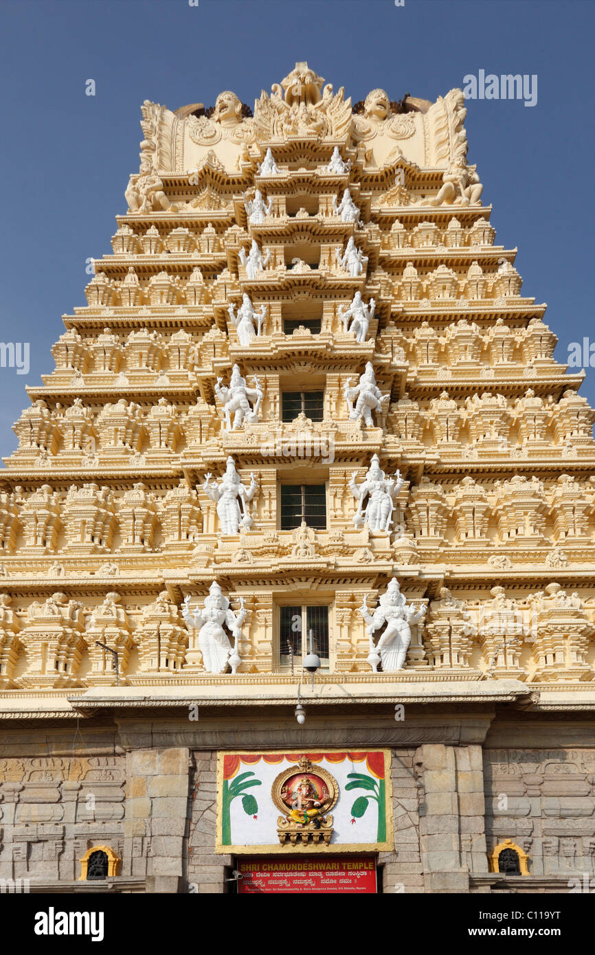 Gopuram dello Sri Chamundeshwari Tempio Chamundi Hill, Mysore, Karnataka, India del Sud, India, Asia del Sud, Asia Foto Stock