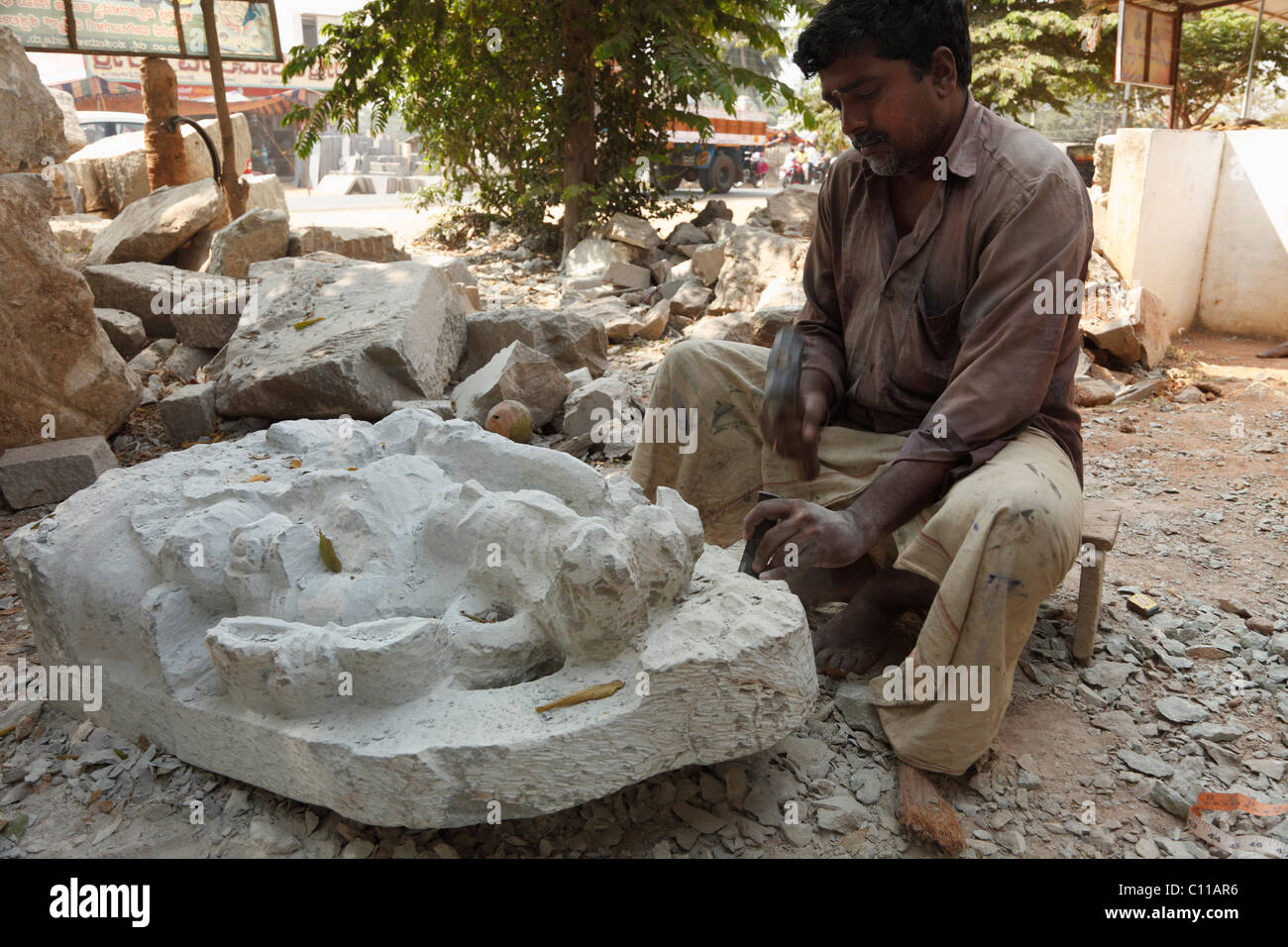 Scultore in pietra vicino a Bannur, Karnataka, India del Sud, India, Asia del Sud, Asia Foto Stock