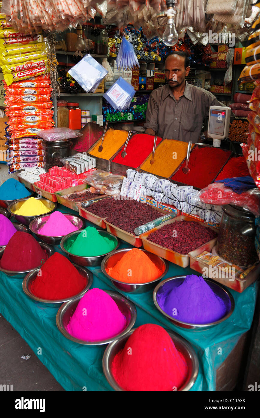 Pressione di stallo con pigmento in polvere, Mercato Devaraja, Mysore, Karnataka, India del Sud, India, Asia del Sud, Asia Foto Stock
