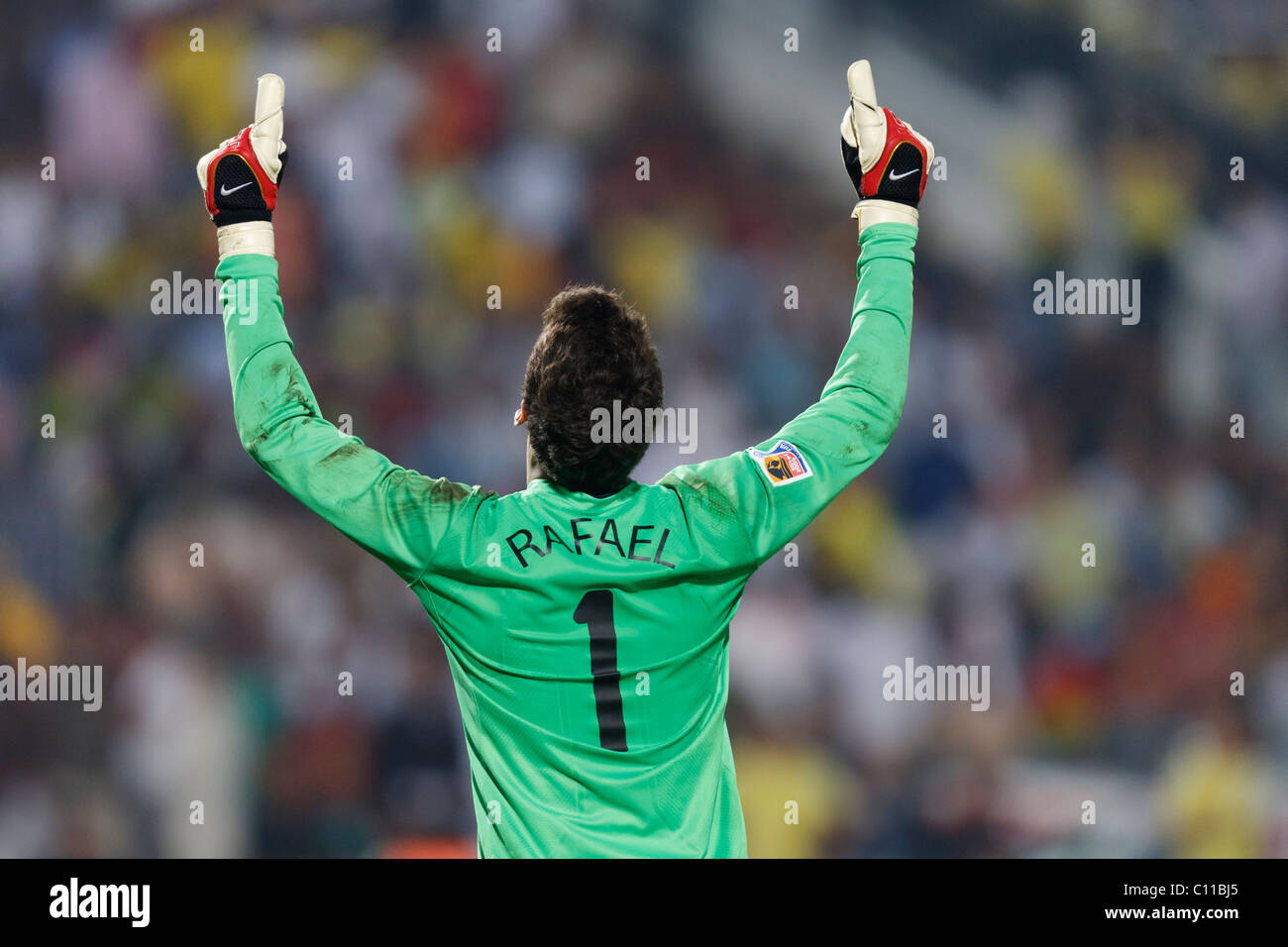Il portiere brasiliano Rafael reagisce dopo che il Ghana ha perso una conversione durante i calci di rigore per determinare il campionato del mondo FIFA U-20 al Cairo International Stadium il 16 ottobre 2009 al Cairo, in Egitto. Solo per uso editoriale. Nessuna spinta all'utilizzo dei dispositivi mobili. Uso commerciale vietato. (Fotografia di Jonathan Paul Larsen / Diadem Images) Foto Stock