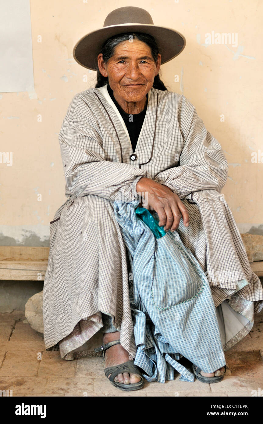 Vecchia donna in abito tradizionale del quechua, Altipiano boliviano highlands, Departamento Oruro, Bolivia, Sud America Foto Stock