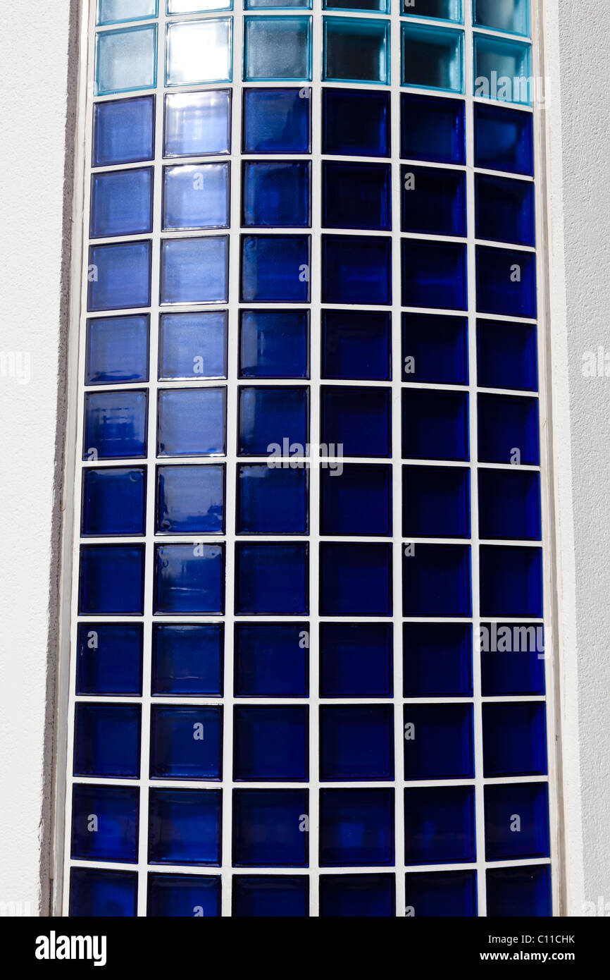 Close-up di un pannello di colore blu di mattoni in vetro. Foto Stock