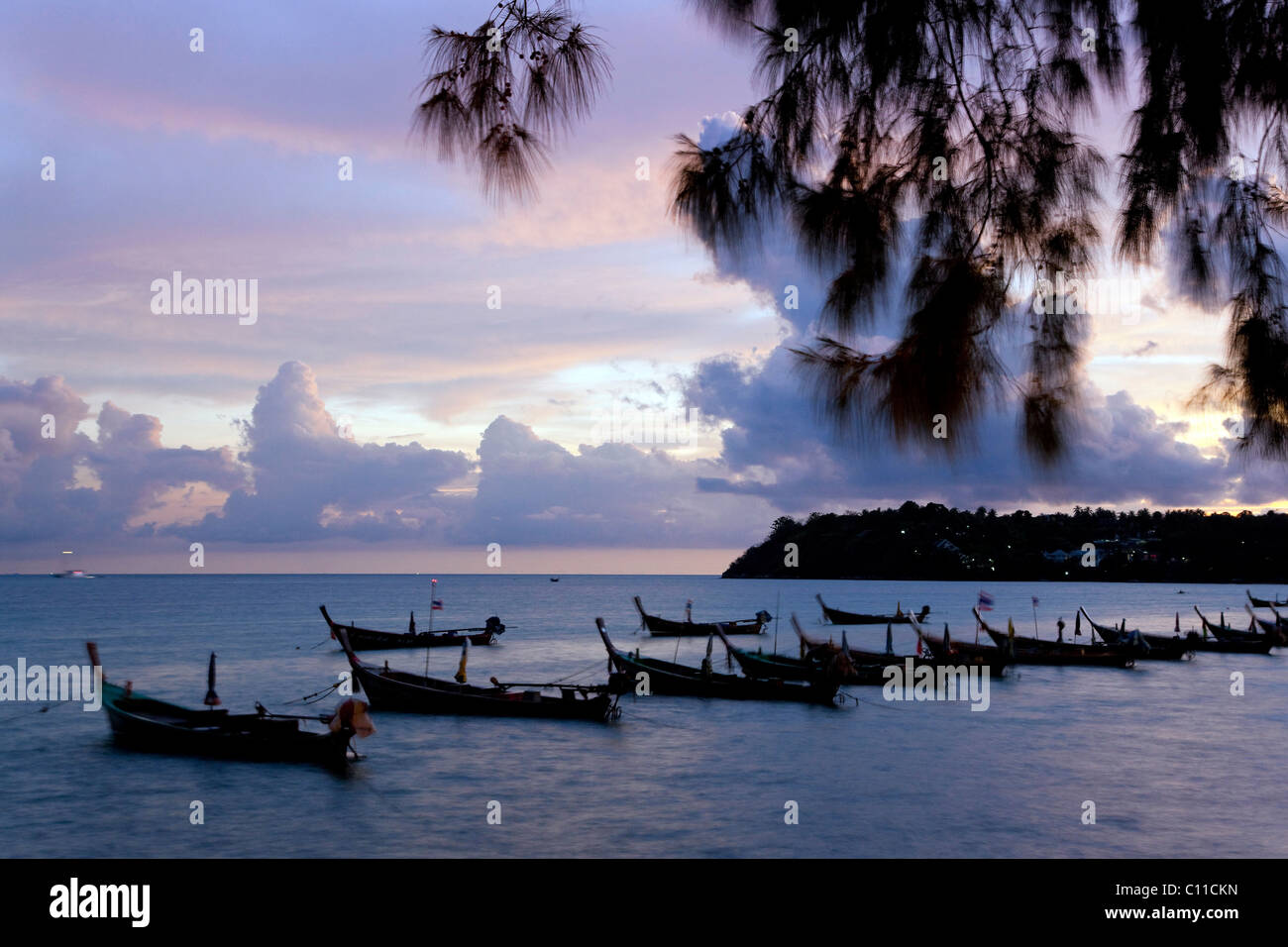Longtail barche sulla costa vicino a Rawai Beach, Phuket Island, costa sud, sud della thailandia, tailandia, Asia sud-orientale, Asia Foto Stock
