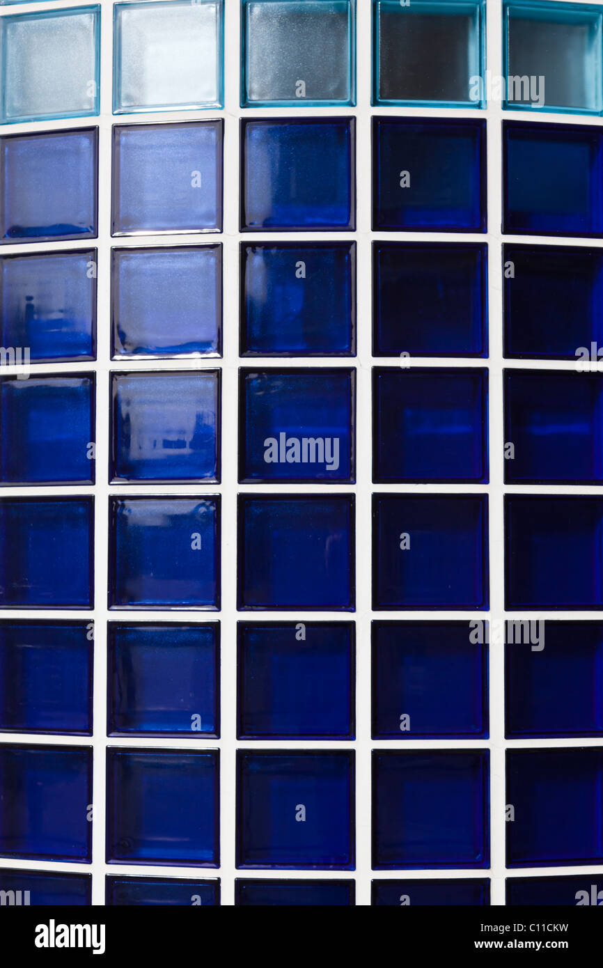 Close-up di un pannello di colore blu di mattoni in vetro. Foto Stock
