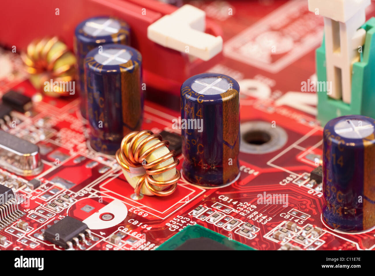 Close up di componenti elettronici su circuito Foto Stock