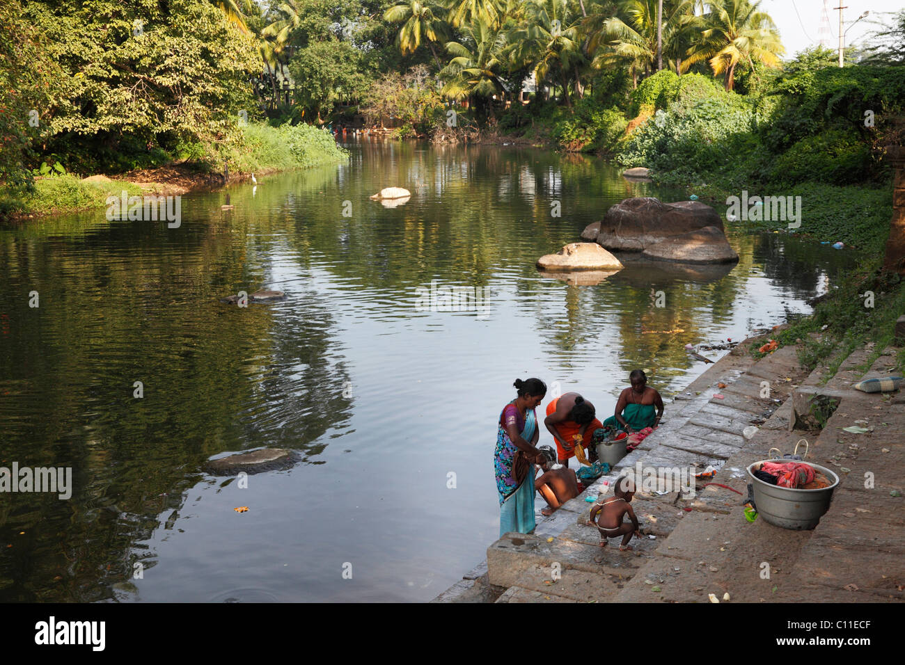 Donne indiane che lavano in un fiume immagini e fotografie stock ad alta  risoluzione - Alamy