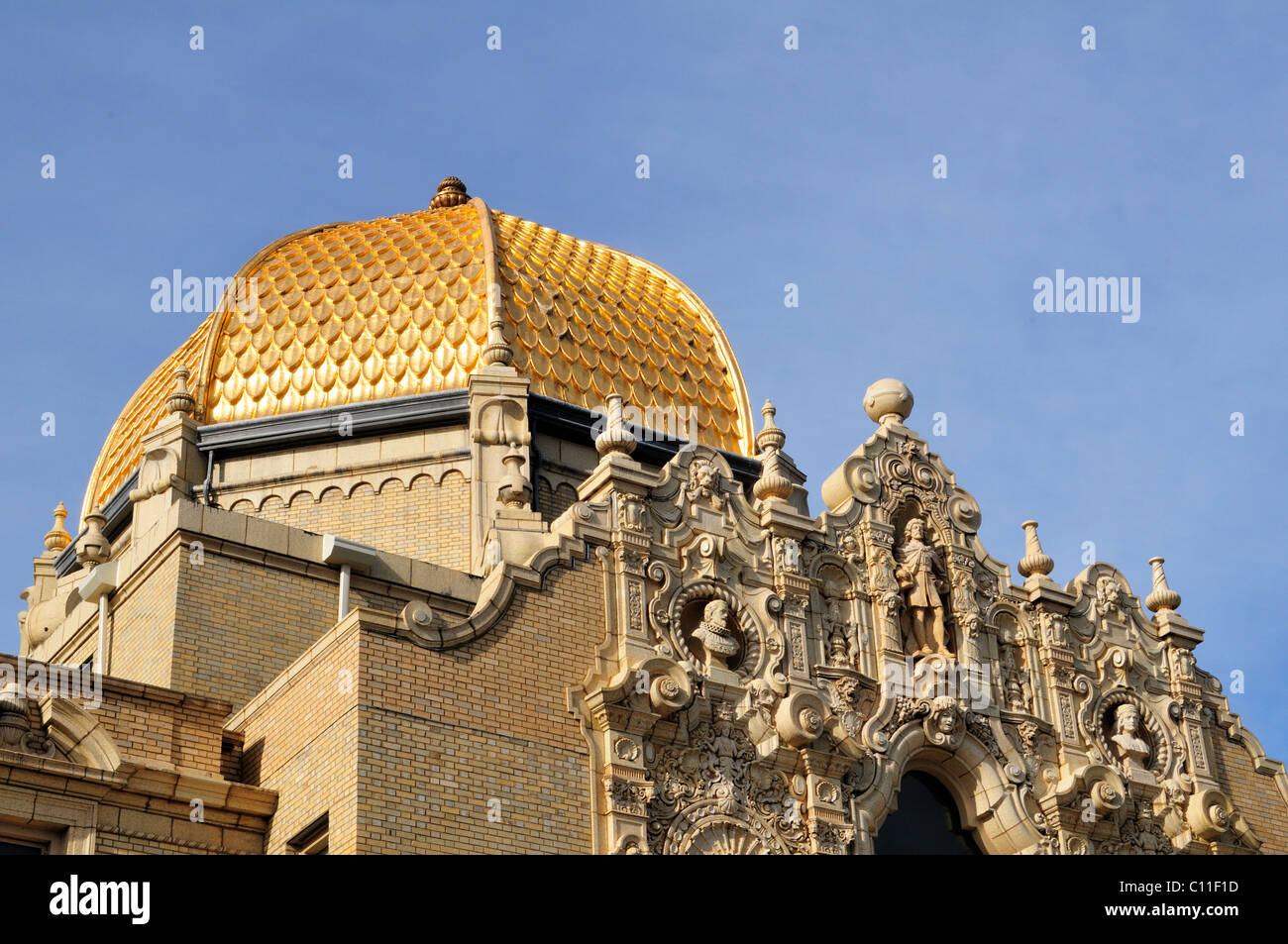 Cupola dorata Garfield Park Field House, un Barocco spagnolo Revival creazione costruito nel 1928 Chicago, Illinois, Stati Uniti d'America. Foto Stock
