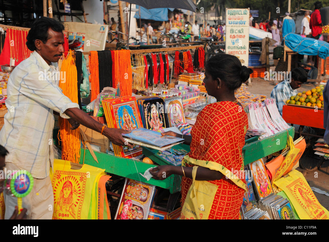 Vendita di quadri religiosi e libri, Thaipusam Festival di Palani, Tamil Nadu, Tamilnadu, Sud India, India, Asia Foto Stock
