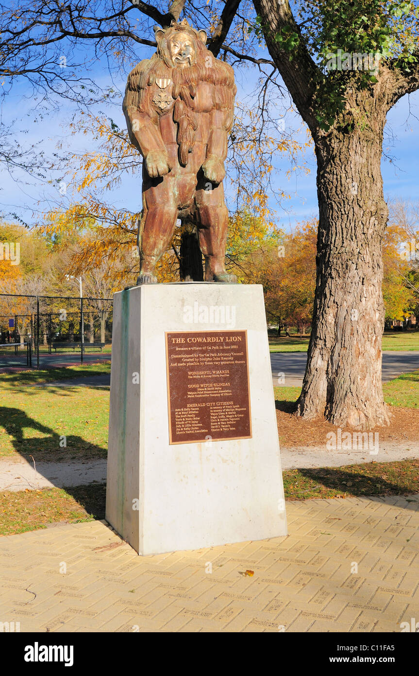 La statua di bronzo del leone codardo in Oz Park di Chicago, Illinois, Stati Uniti d'America. Foto Stock