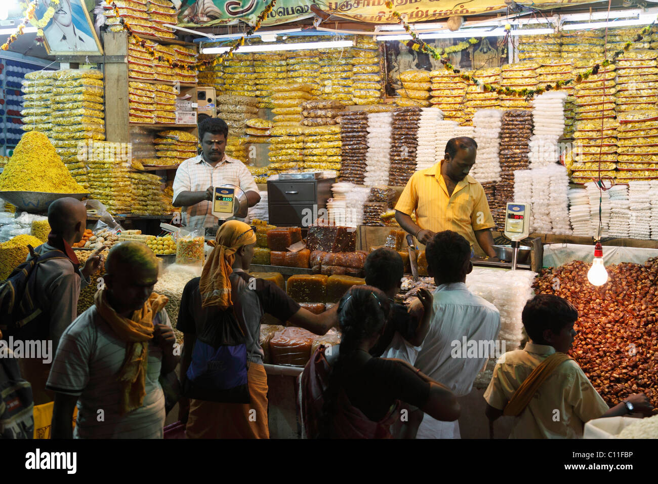 Pressione di stallo di mercato con dolci, Thaipusam Festival, festival indù, Palani, Tamil Nadu, Tamilnadu, Sud India, India, Asia Foto Stock