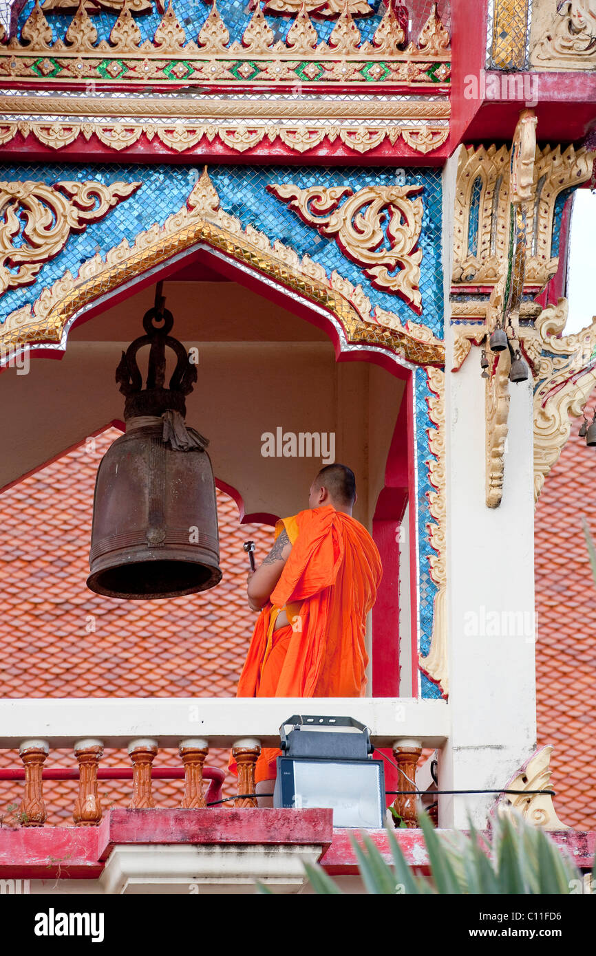 Un monaco della suoneria di preghiere, Wat Chalong, Isola di Phuket, nel sud della thailandia, tailandia, Asia sud-orientale, Asia Foto Stock
