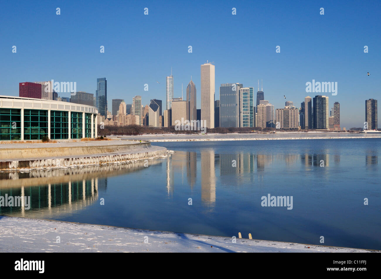 La formazione di ghiaccio nel lago porti del lago Michigan riflettere lo skyline della città su una fredda mattina di dicembre Chicago Illinois Foto Stock