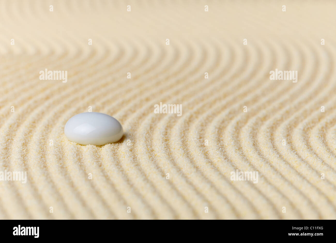 Composizione sul giardino Zen - sabbia e caduta di vetro Foto Stock