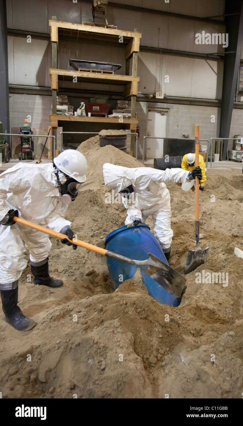 Job Corps tirocinanti per saperne di rifiuti pericolosi Cleanup Foto Stock