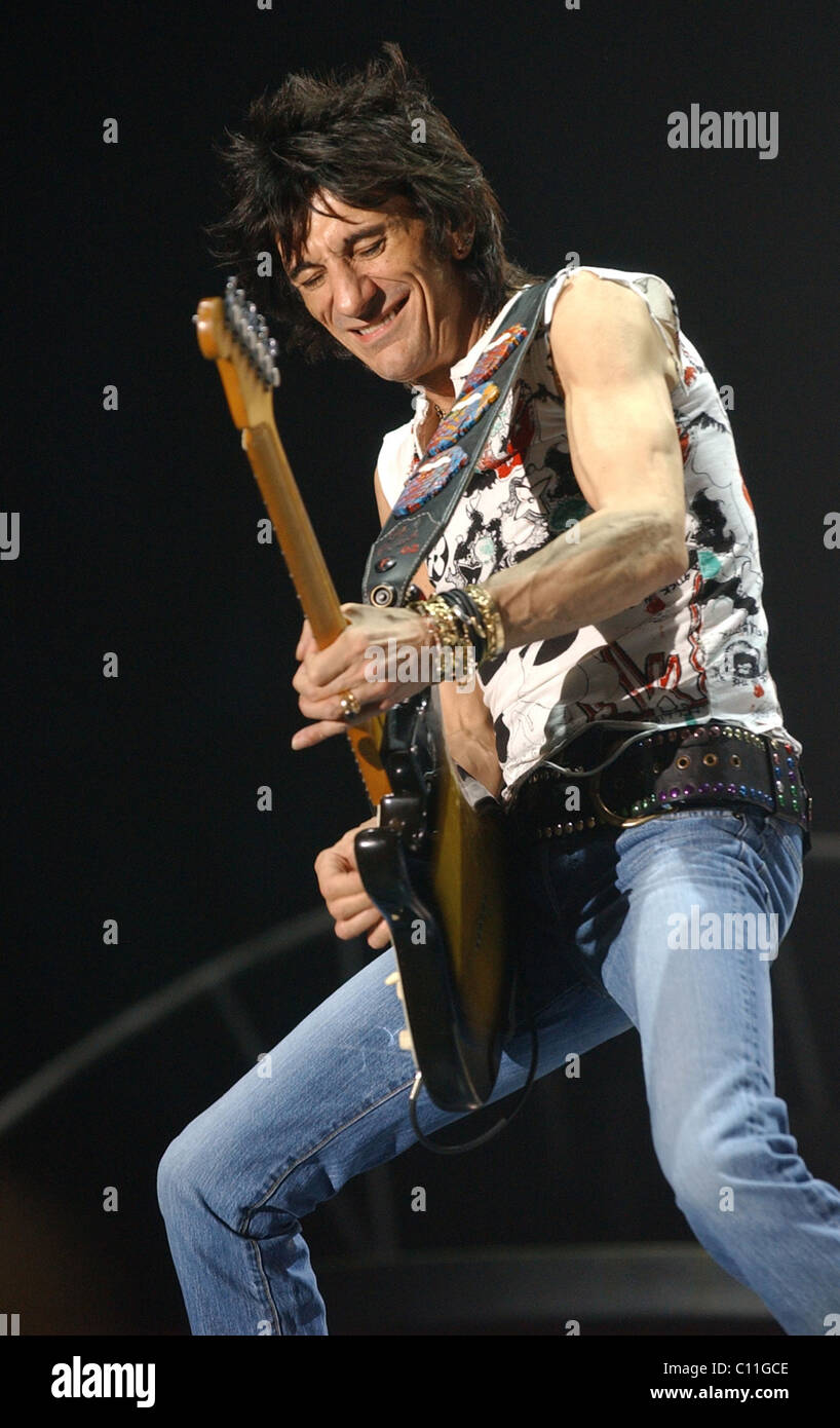 I Rolling Stones in concerto a Glasgow 2003- Ronnie Wood Foto Stock