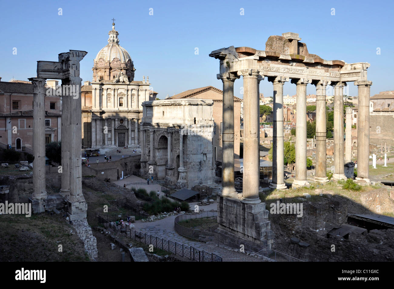 Le colonne del tempio di Vespasiano, chiesa dei Santi Luca e Martina, Arco di Settimio Severo, Tempio di Saturno, Forum Romanum Foto Stock