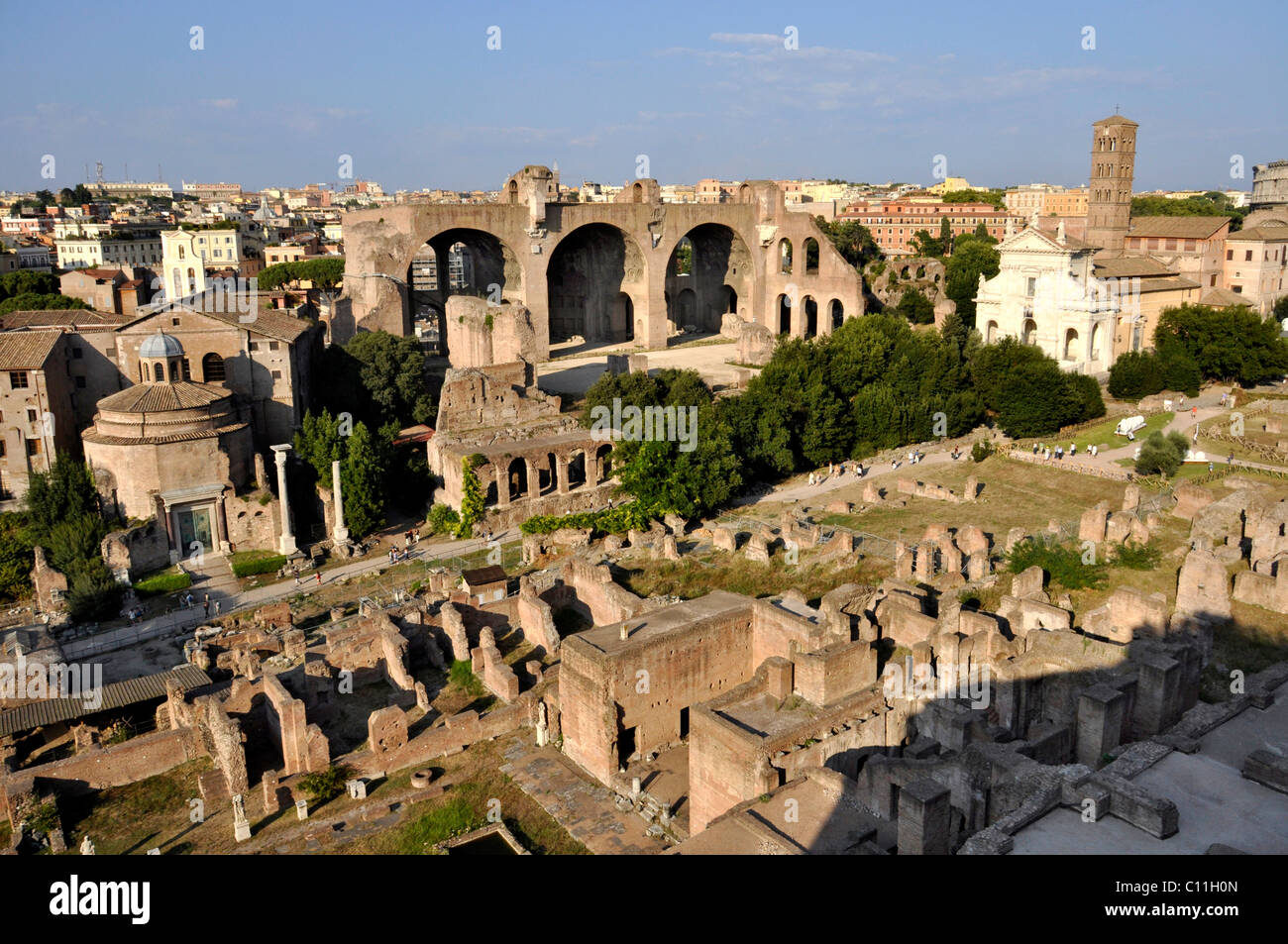 Tempio di Romolo o di Santi Cosma e Damiano, Basilica di Massenzio e Costantino, Chiesa di Santa Francesca Romana Foto Stock