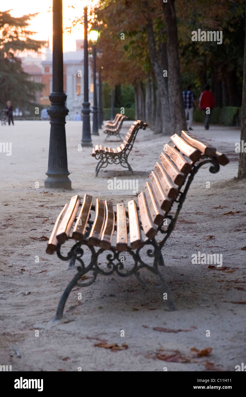 Panchine al tramonto nel Parco del Retiro di Madrid, Spagna Foto Stock