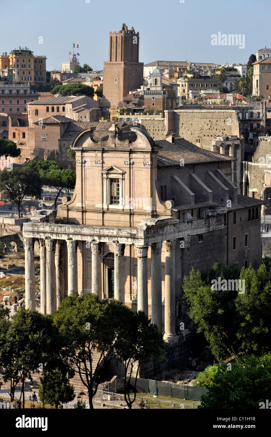 Tempio di Antonino e Faustina o la chiesa di San Lorenzo in Miranda, Torre delle Milizie tower, Forum Romanum, Foro Romano Foto Stock