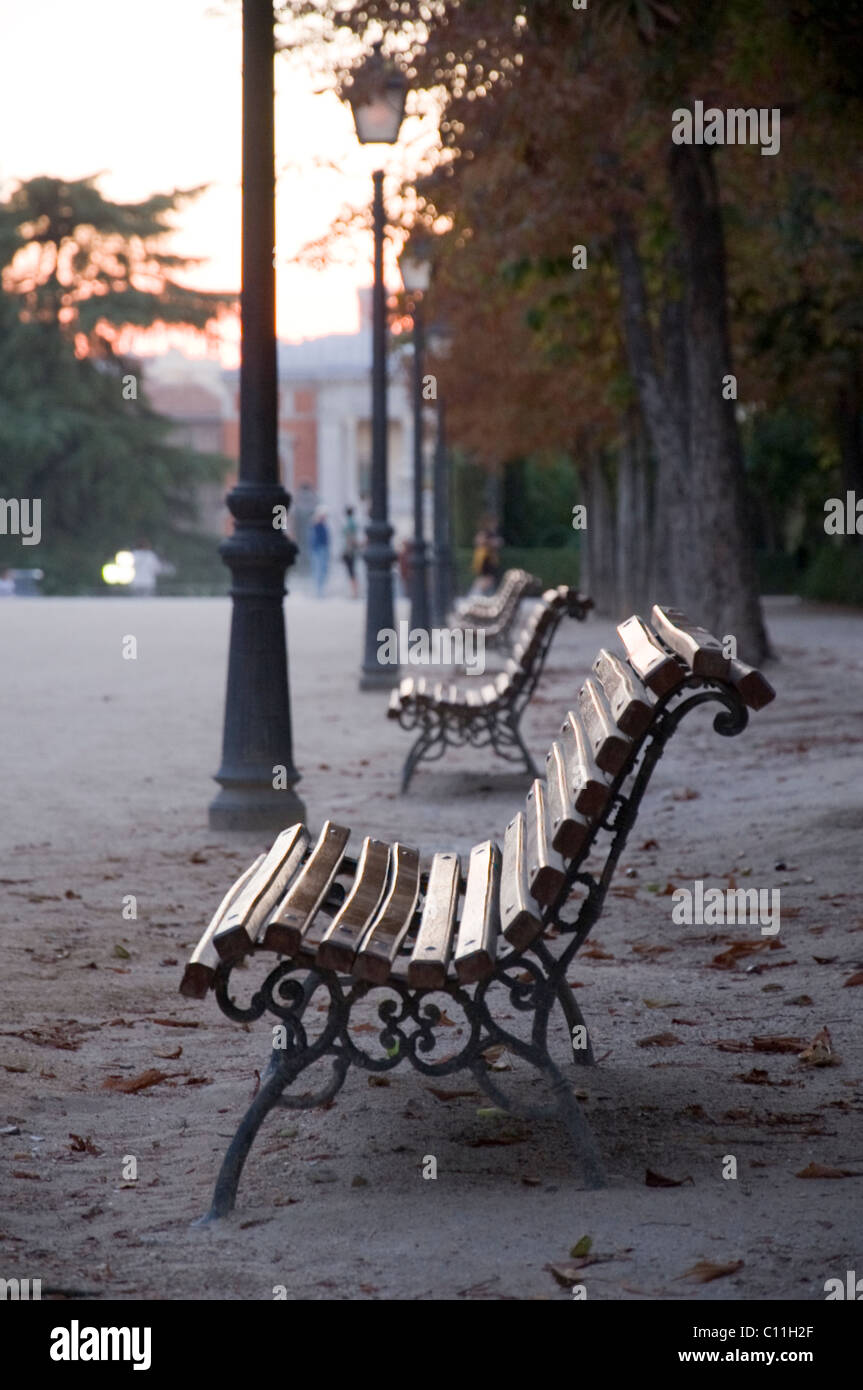 Panche in Parque del Retiro di Madrid Foto Stock