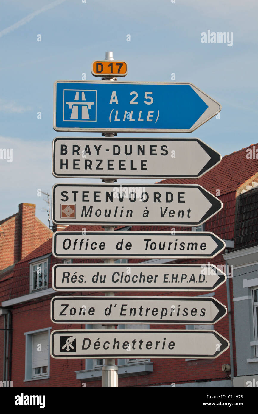 Tipico francese segnaletica stradale sulla D17, tra cui una A25 autostrada segno, nel centro della cittadina francese di Wormhout, Francia. Foto Stock