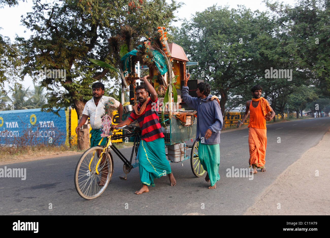 Pellegrini indù sul loro modo al Festival di Thaipusam in Palani, Tamil Nadu, Tamilnadu, Sud India, India, Asia del Sud, Asia Foto Stock