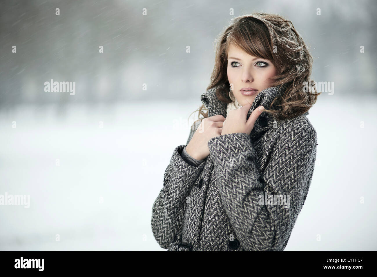 Giovane donna nella neve Foto Stock