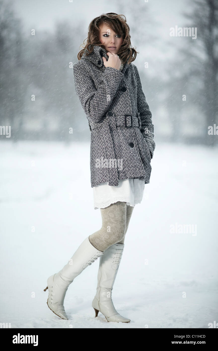 Giovane donna nella neve Foto Stock