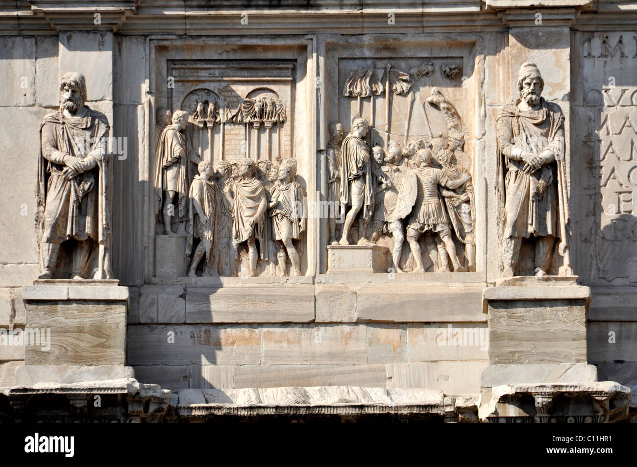 Statue di Daci prigionieri, Attica rilievi, Arco di Costantino, Piazza del Colosseo, Roma, Lazio, l'Italia, Europa Foto Stock