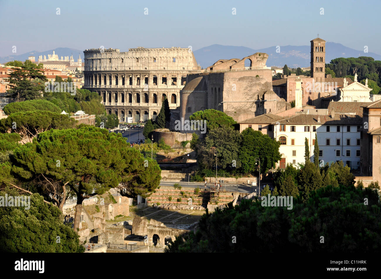 Il Colosseo, la Basilica di Massenzio, la Basilica di Costantino, Basilica di Santa Francesca Romana, Roma, Lazio, l'Italia, Europa Foto Stock