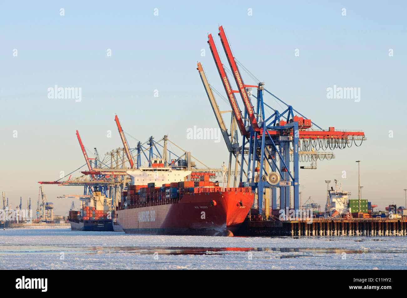 Contenitore nave wintery porto di Amburgo, Burchardkai quay, fiume Elba, Amburgo, Germania, Europa Foto Stock