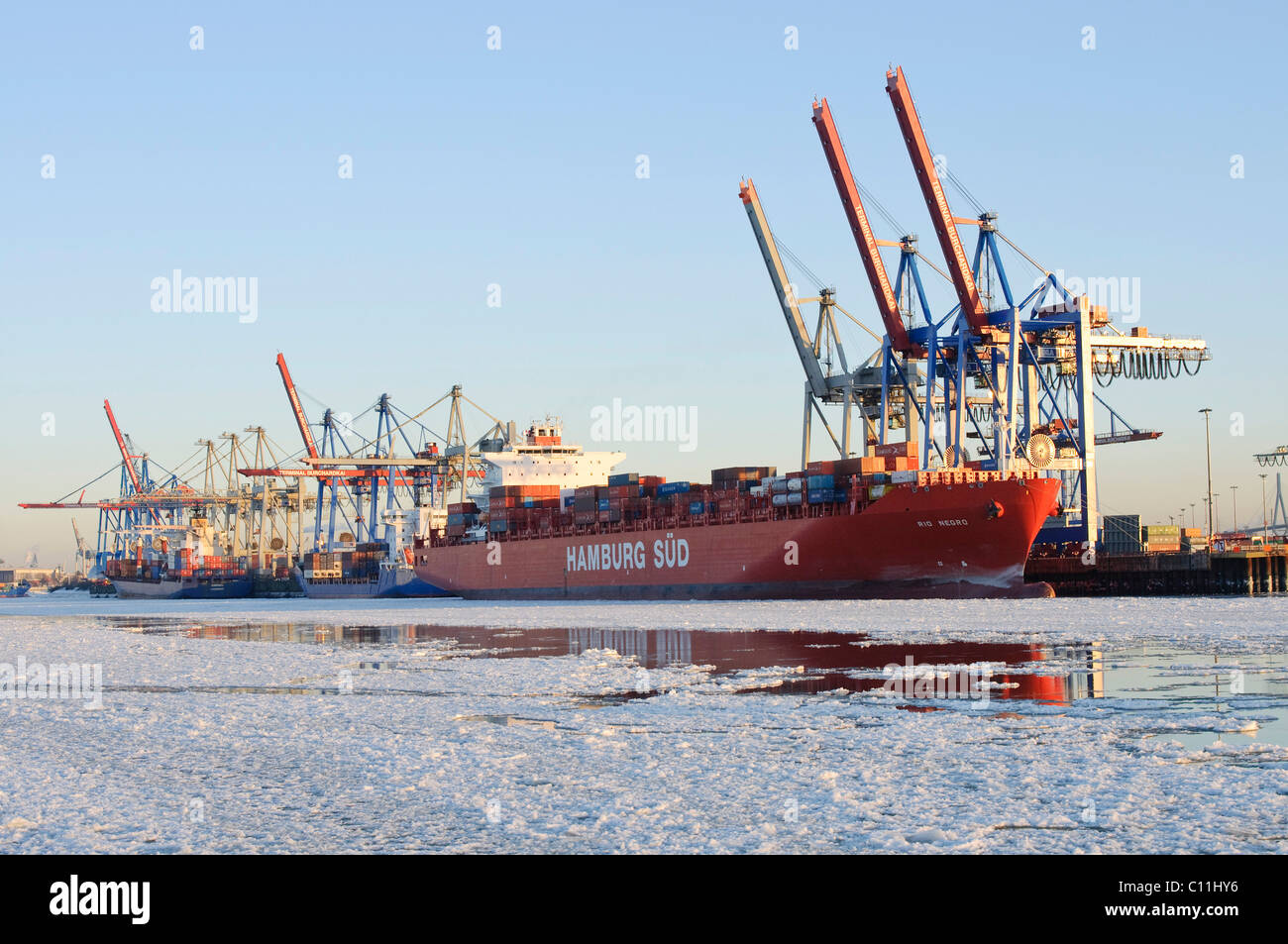 Contenitore nave wintery porto di Amburgo, Burchardkai quay, fiume Elba, Amburgo, Germania, Europa Foto Stock