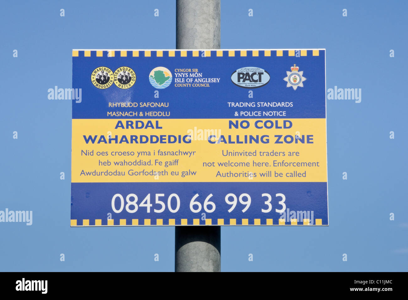 'No cold calling zona' firmare in gallese e inglese da standard commerciali e di polizia, supportato da Neighborhood Watch e del patto Foto Stock