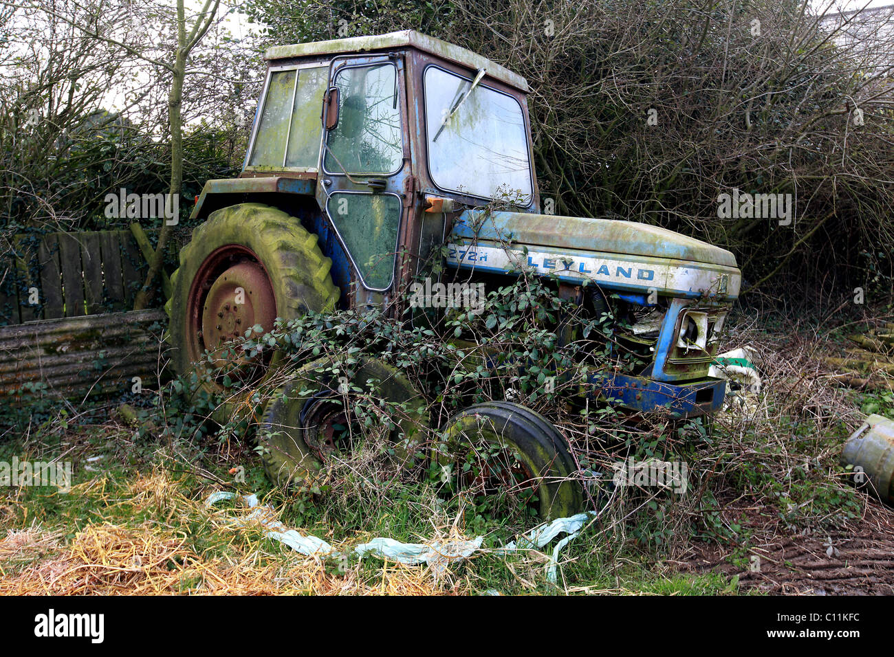 Pic da Mark Passmore/markpassmore.com. 12/02/2011. Immagine generica di un trattore abbandonati. Foto Stock