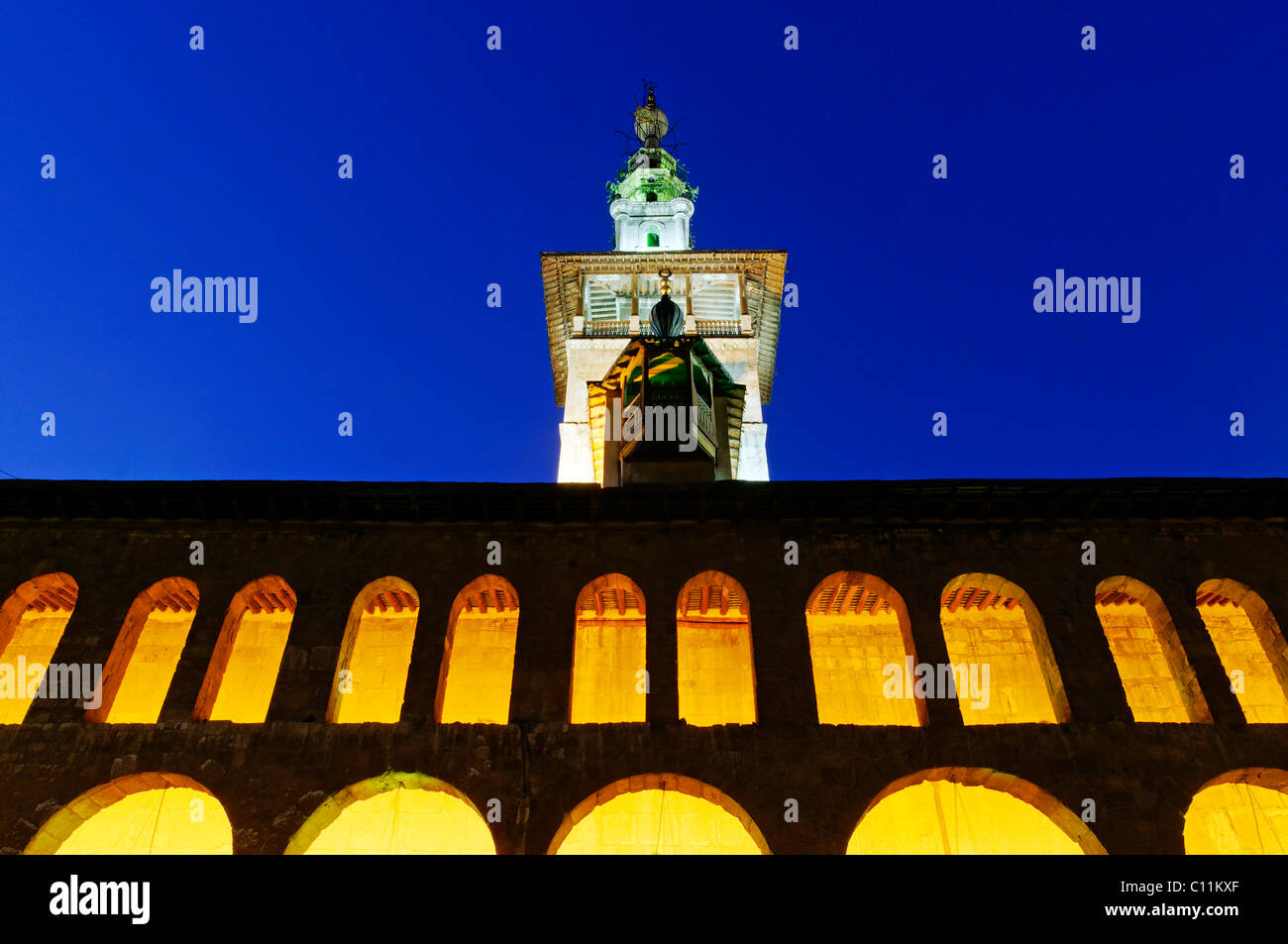 Il tramonto dopo il tramonto, nel Cortile della moschea degli omayyä di Damasco, minareto nel retro, Siria, Medio Oriente e Asia Foto Stock