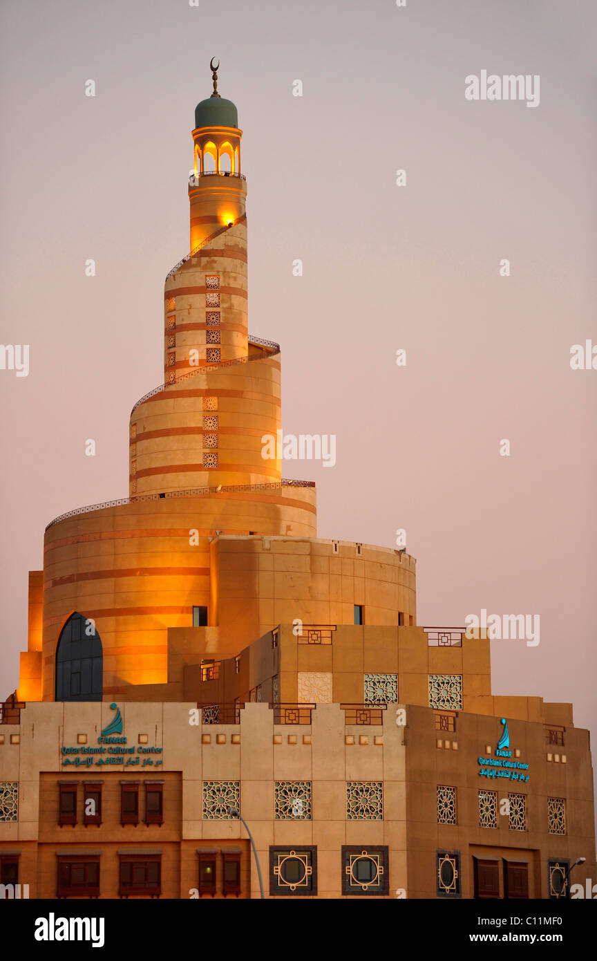 Di sera, spiralato torre del Fanar, Qatar centro culturale islamico, Doha, Qatar, Golfo Persico, Medio Oriente e Asia Foto Stock