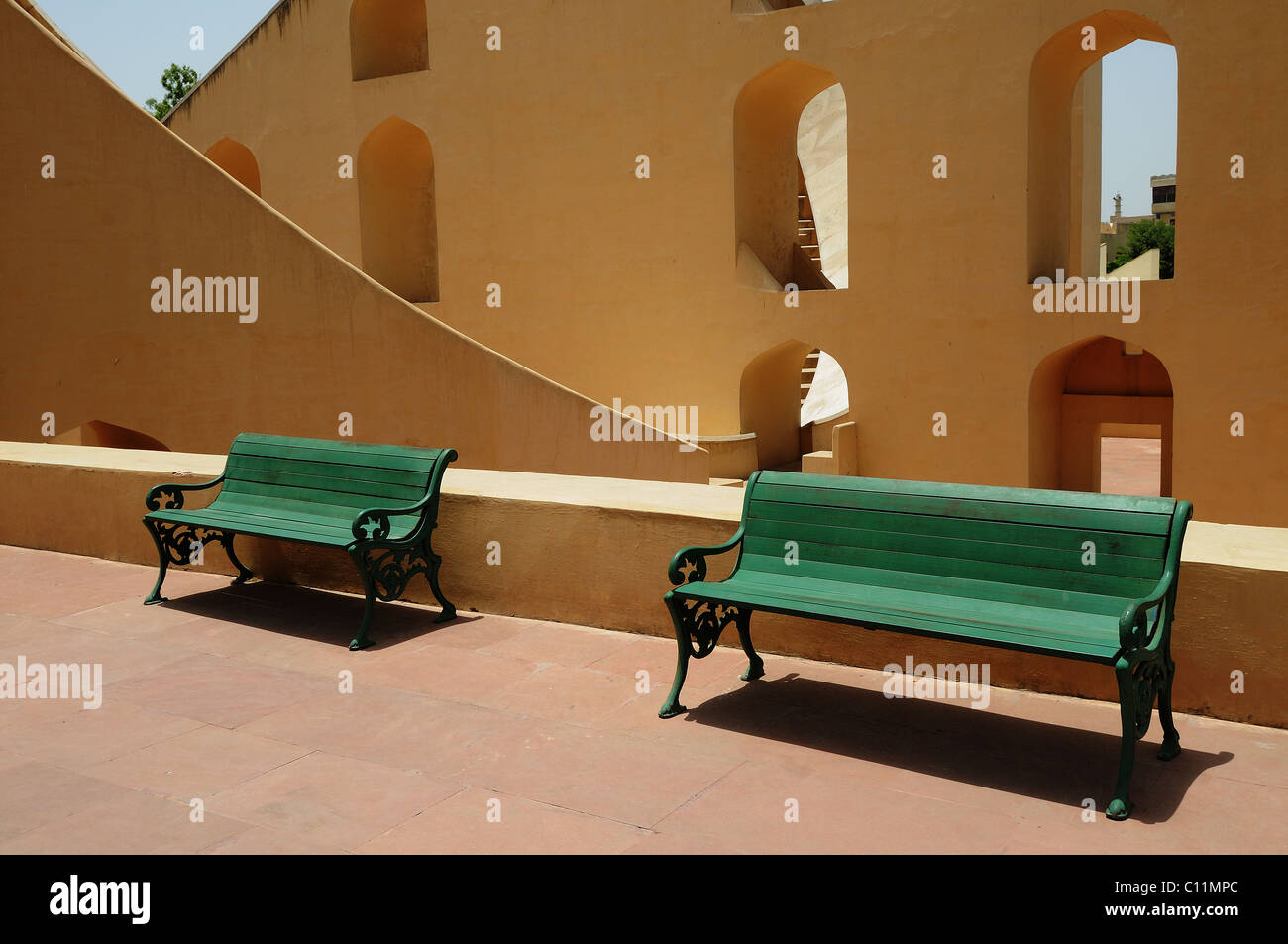 Due sedi a Jantar Mantar osservatorio astronomico a Jaipur, India Foto Stock