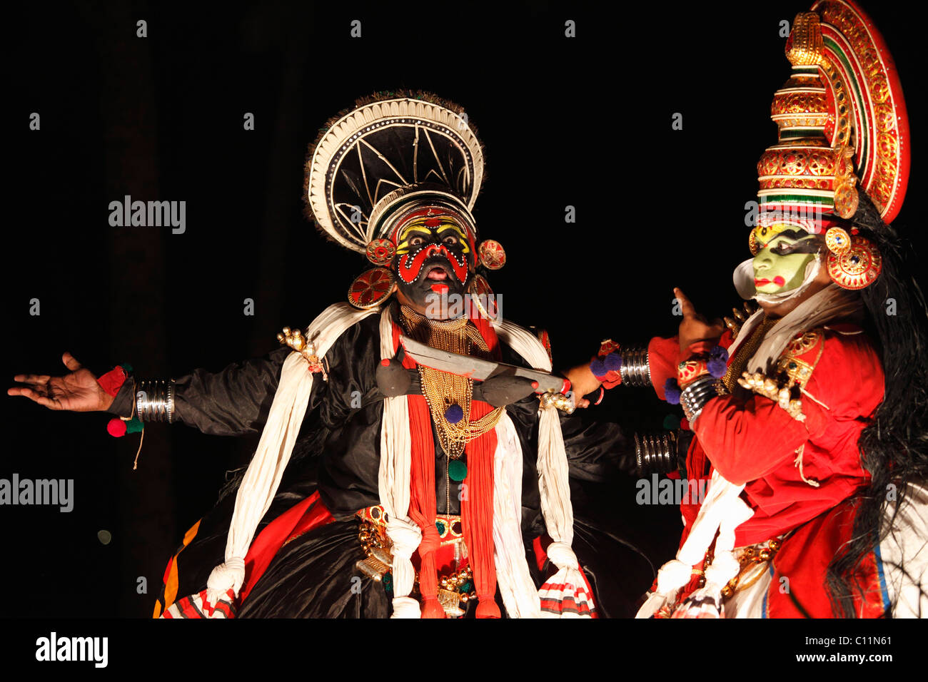 Kathakali dance, Pachcha carattere con spada e Chuvanna Thaadi carattere, Kerala, India meridionale, Asia Foto Stock