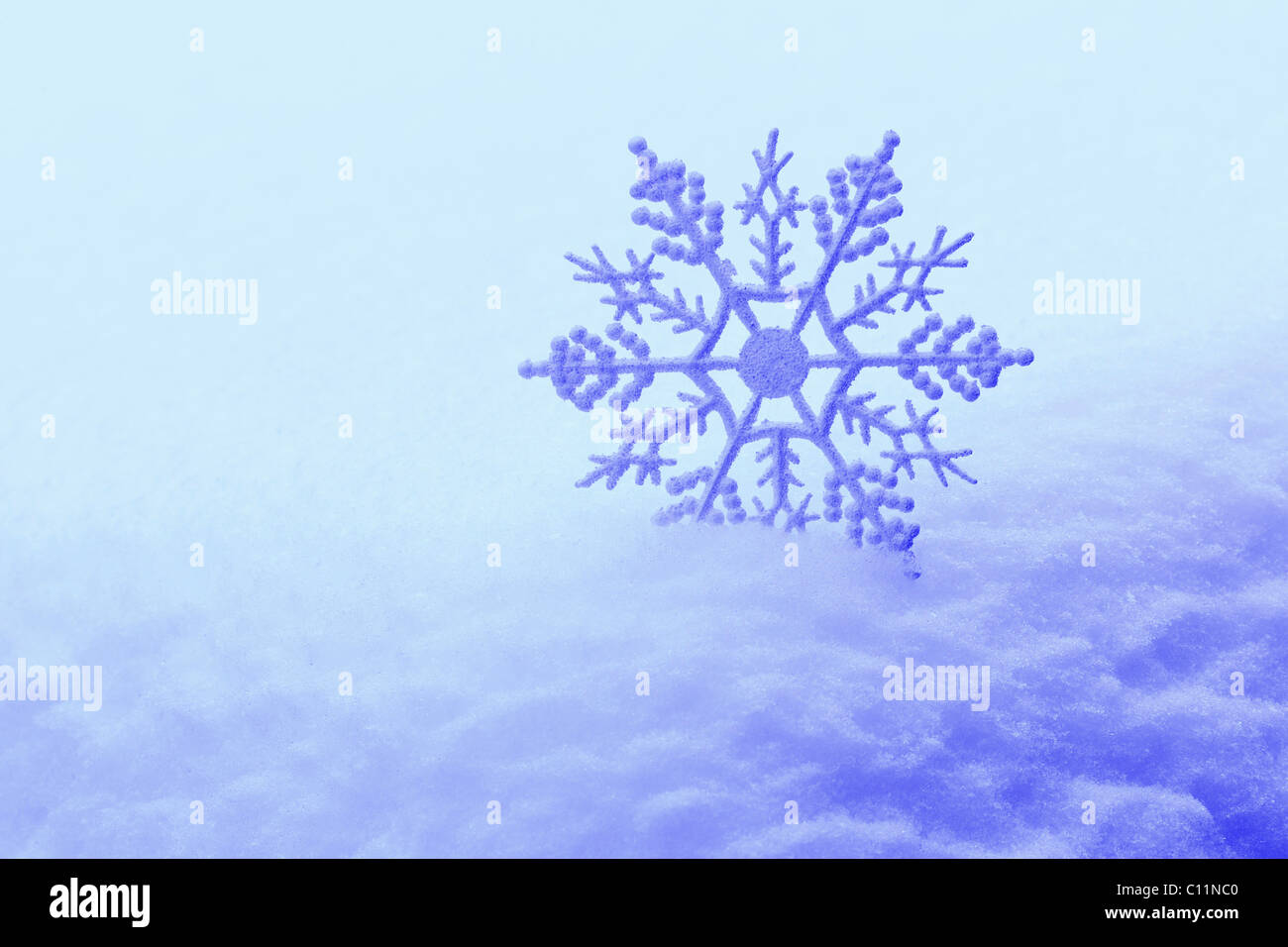 Il simbolo del fiocco di neve decorativa in snow Foto Stock