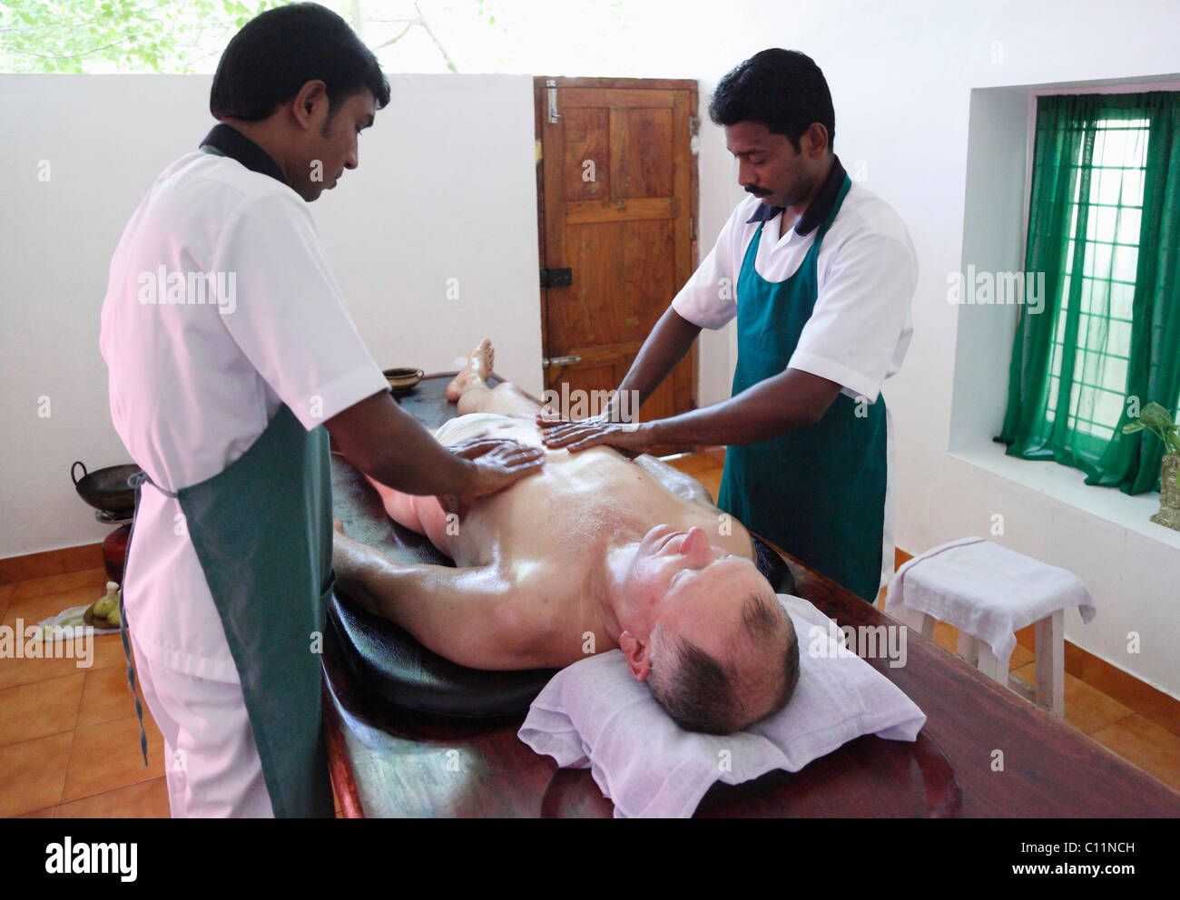 Abhyanga massaggio con olio, il trattamento di Ayurvedic, Betsaida eremo vicino a Kovalam, Kerala, India meridionale, India, Asia Foto Stock