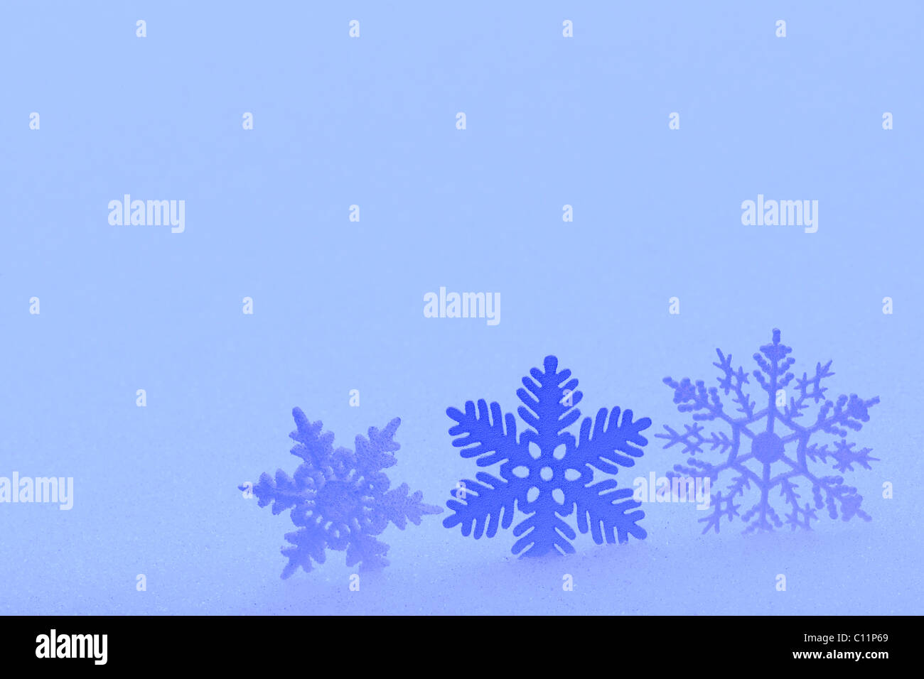 Il simbolo del fiocco di neve decorativo nella neve Foto Stock
