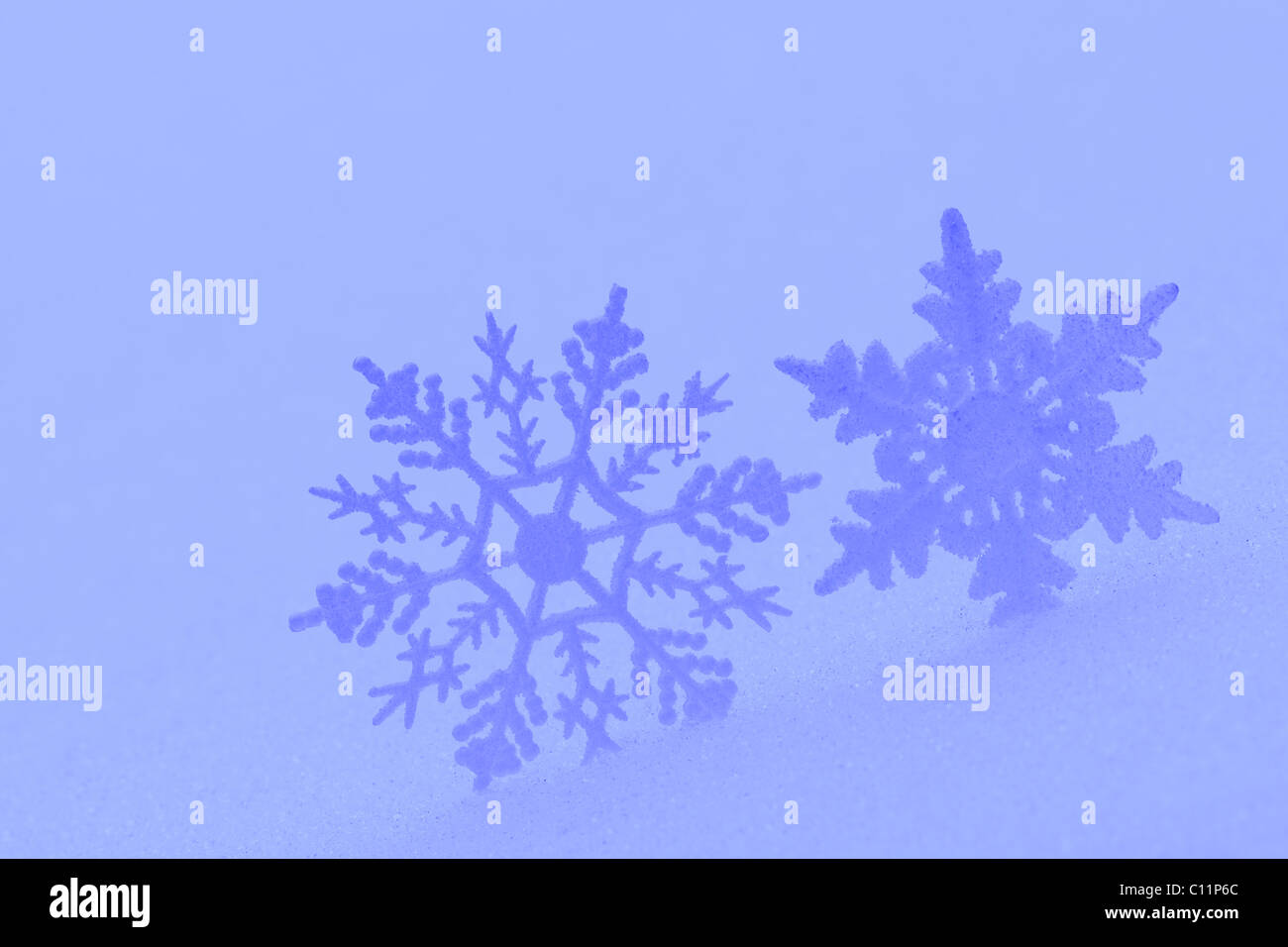 Il simbolo del fiocco di neve decorativo nella neve Foto Stock