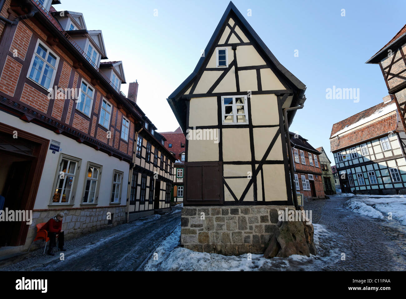 Vicolo romantico nel centro storico, stretta di casa in legno e muratura, inverno, Finkenherd, Quedlinburg, Harz, Sassonia-Anhalt Foto Stock