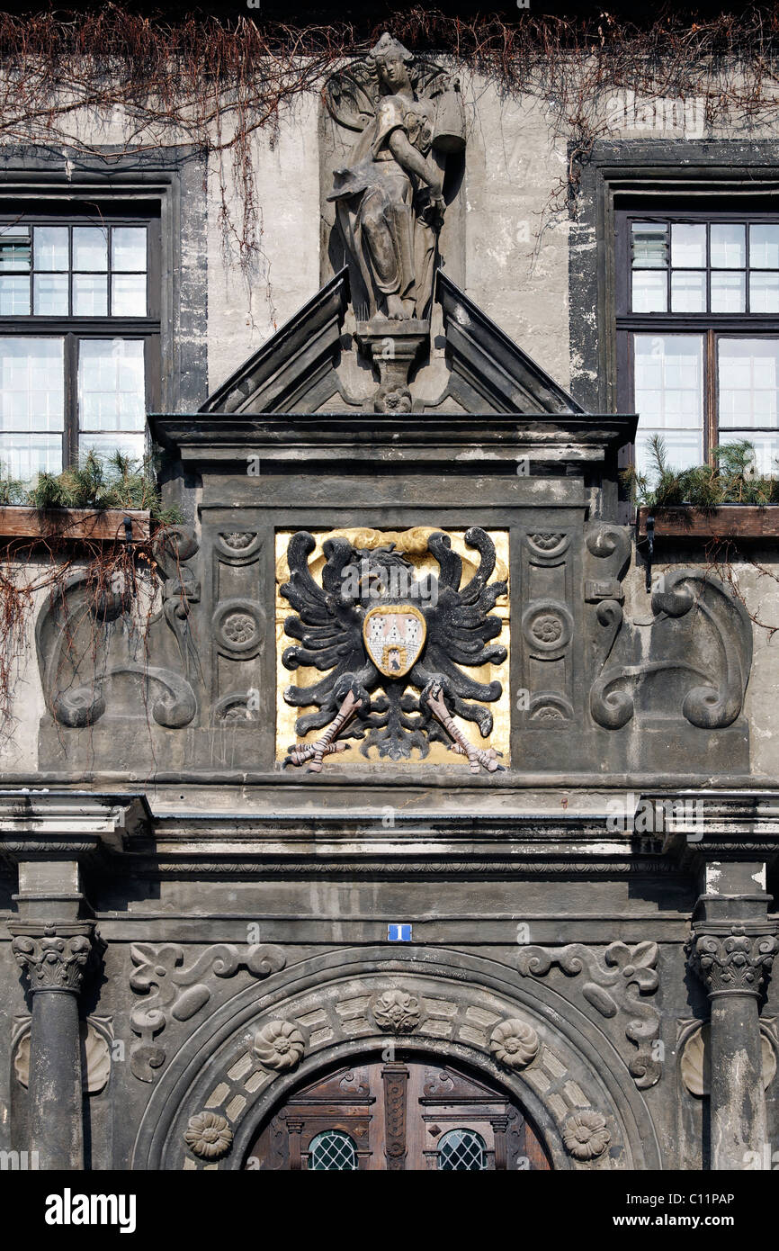 Il municipio in stile rinascimentale con ingresso, stemma della città di Quedlinburg, Harz, Sassonia-Anhalt, Germania, Europa Foto Stock