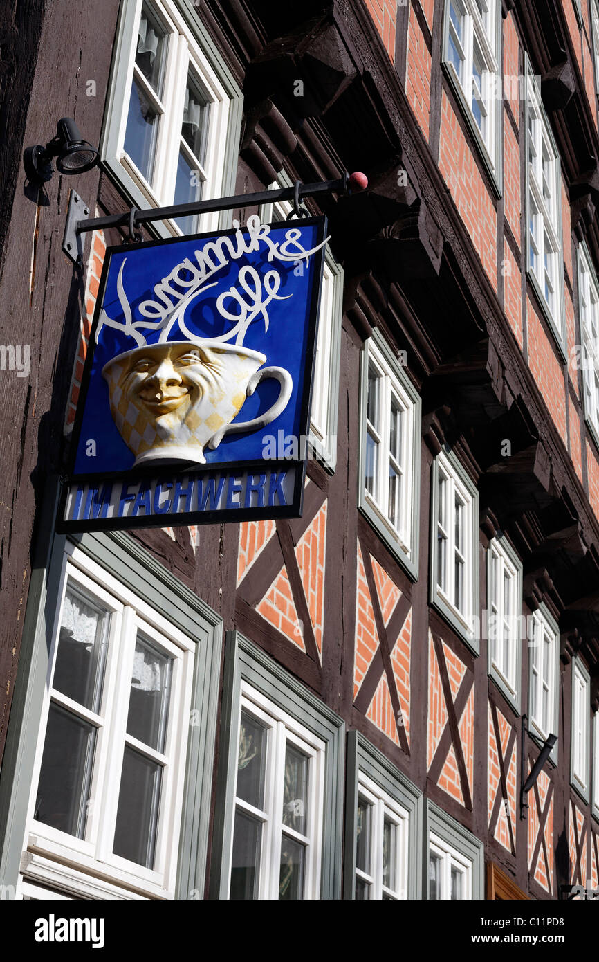 Cafè-sign in ceramica, su una casa in legno e muratura del XVII secolo, Stieg, Quedlinburg, Harz, Sassonia-Anhalt Foto Stock