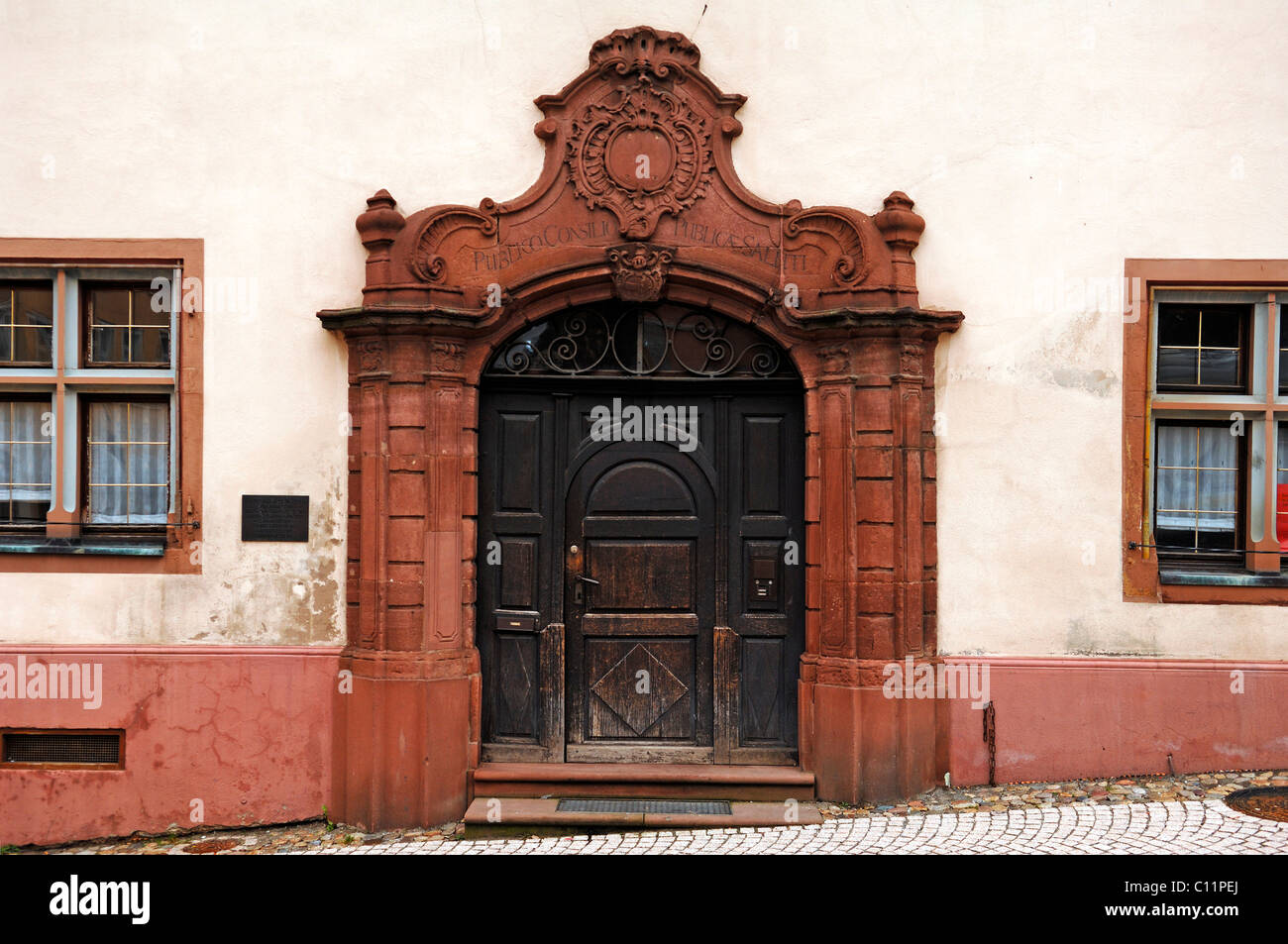 Ingresso del vecchio Municipio dal 1527, Am Marktplatz, Endingen am Kaiserstuhl Baden-Wuerttemberg, Germania, Europa Foto Stock